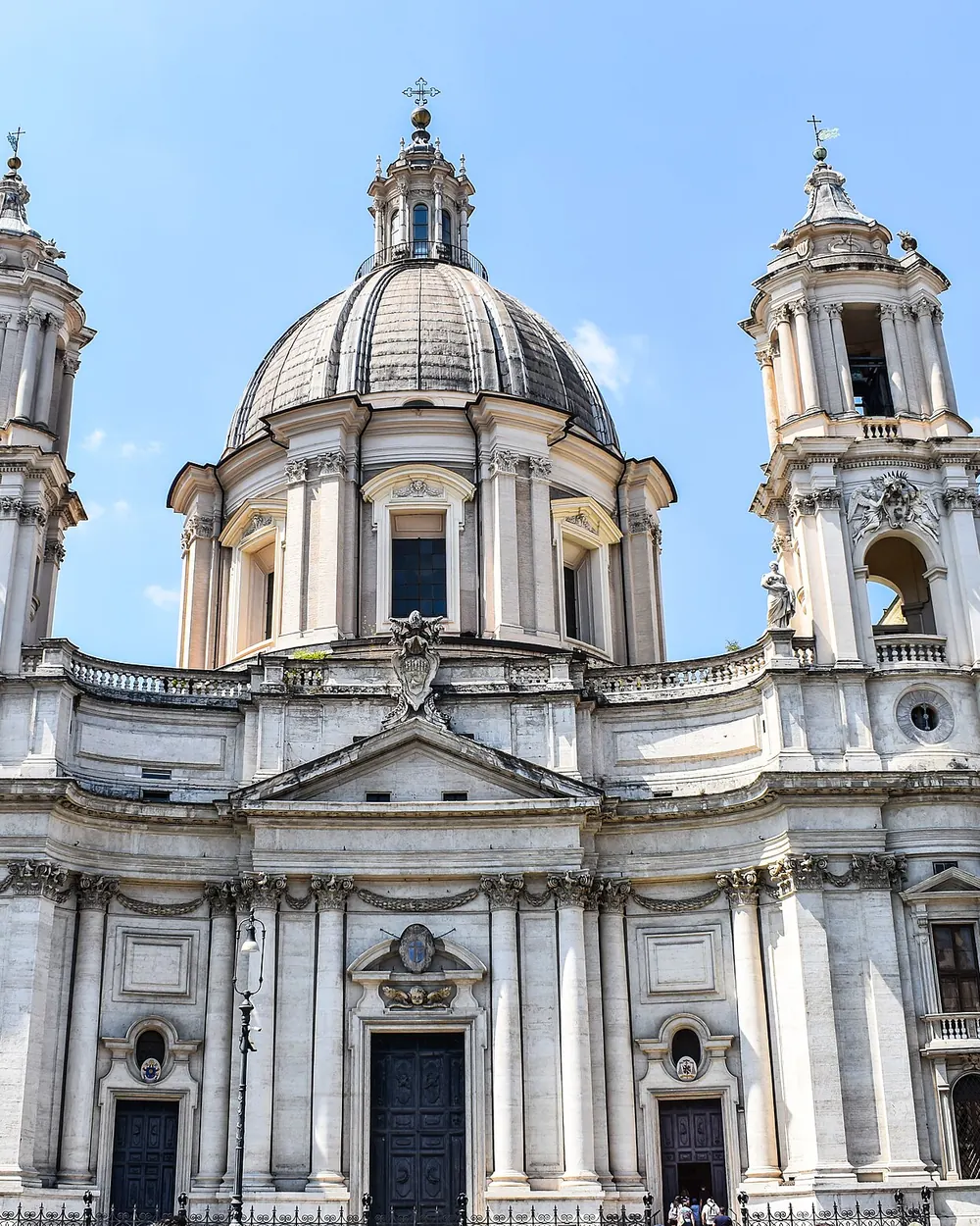 Forsiden af Sant'Agnese in Agone, den barokke kirke ved siden af Palazzo Pamphilj, med sin kuppel og to klokketårne.