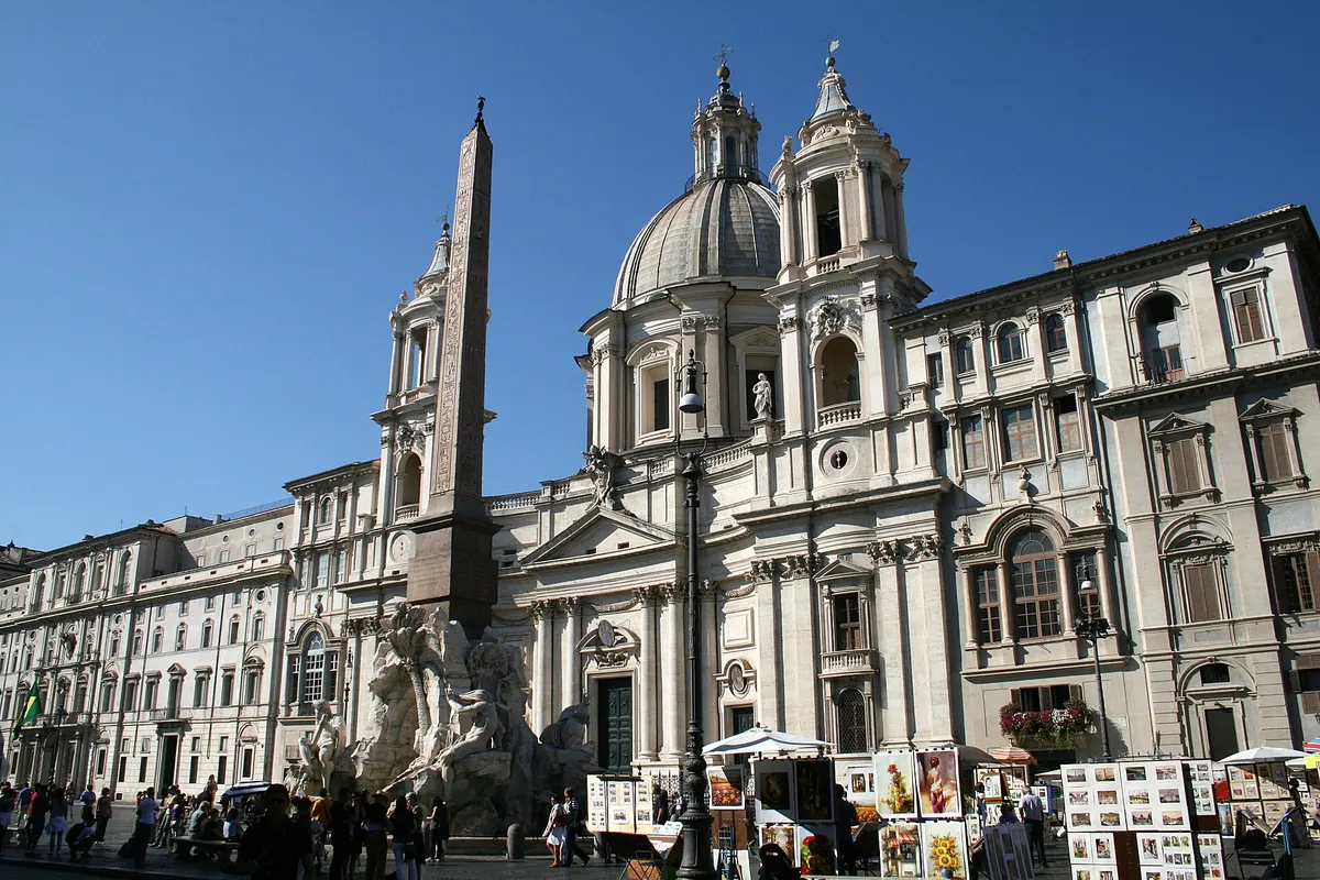 Berninis Fireflodens Fontæne på Piazza Navona, med sin obelisk, foran kuplen og klokketårnene på Sant'Agnese in Agone.